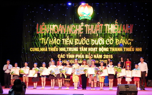 Đồng chí Nguyễn Long Hải, Bí thư Trung ương Đoàn, Chủ tịch Hội đồng Đội Trung ương và đồng chí Phan Đăng Long, Phó trưởng ban Thường trực Ban Tuyên giáo Thành ủy Hà Nội trao bằng khen cho 15 đơn vị xuất sắc nhất tại Liên hoan
